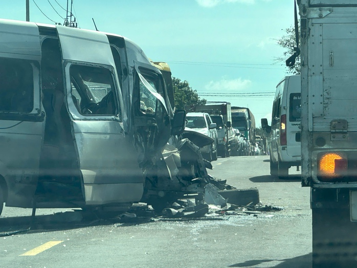 Xe khách tông xe đầu kéo trên Quốc lộ 14 , nhiều người bị thương - Ảnh 1. Xe khách tông xe đầu kéo trên Quốc lộ 14 , nhiều người bị thương - Ảnh 1.