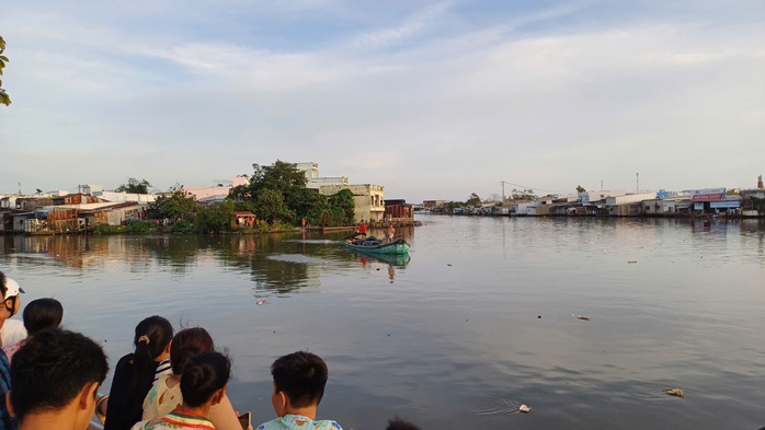 CLIP: Thi thể nam giới không mặc áo trôi trên sông ở Cà Mau - Ảnh 1.