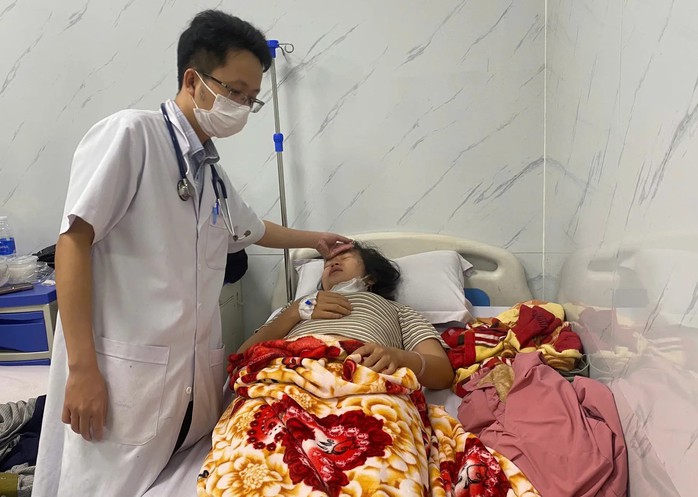 Số ca nhập viện sau khi ăn bánh mì tiếp tục gia tăng, 1 trường hợp nặng - Ảnh 1.