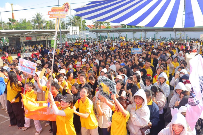 Thời trang tái chế, tài năng trẻ “đốt nóng” ngày hội chào tân sinh viên Đại Việt Đà Nẵng - Ảnh 3.