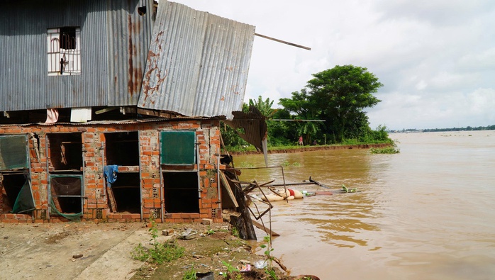 CLIP: Cấm tất cả phương tiện giao thông qua đoạn sạt lở khủng khiếp ở Đồng Tháp - Ảnh 4.