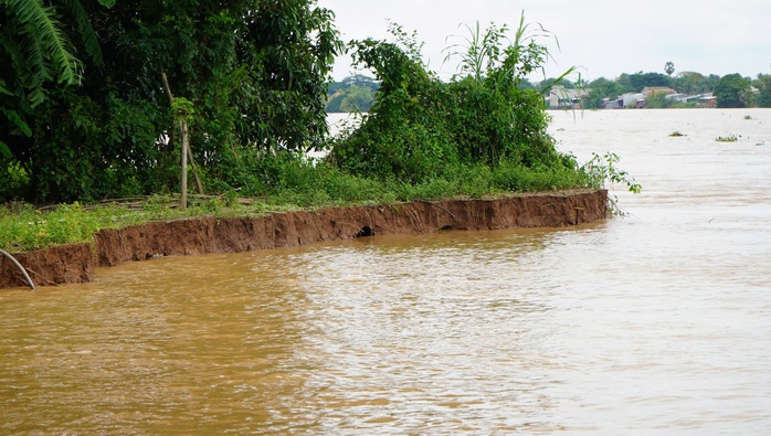 CLIP: Cấm tất cả phương tiện giao thông qua đoạn sạt lở khủng khiếp ở Đồng Tháp - Ảnh 5.