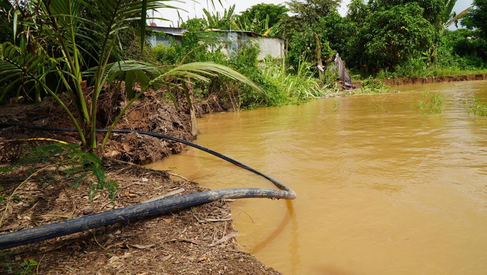 CLIP: Cấm tất cả phương tiện giao thông qua đoạn sạt lở khủng khiếp ở Đồng Tháp - Ảnh 6.