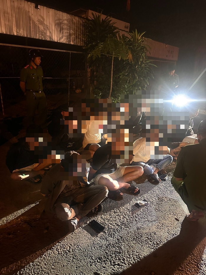 Công an Vĩnh Long phát hiện ô tô chở 20 thanh niên mang hung khí - Ảnh 1. Công an Vĩnh Long phát hiện ô tô chở 20 thanh niên mang hung khí - Ảnh 1.