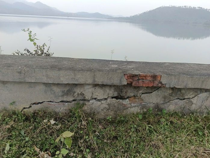 VIDEO: “Bom nước” hơn 2 triệu m3 ở trên cao chực chờ gây họa - Ảnh 1.