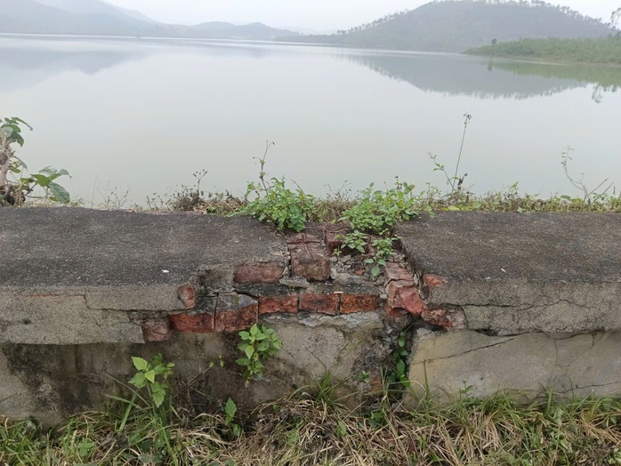 VIDEO: “Bom nước” hơn 2 triệu m3 ở trên cao chực chờ gây họa - Ảnh 2.