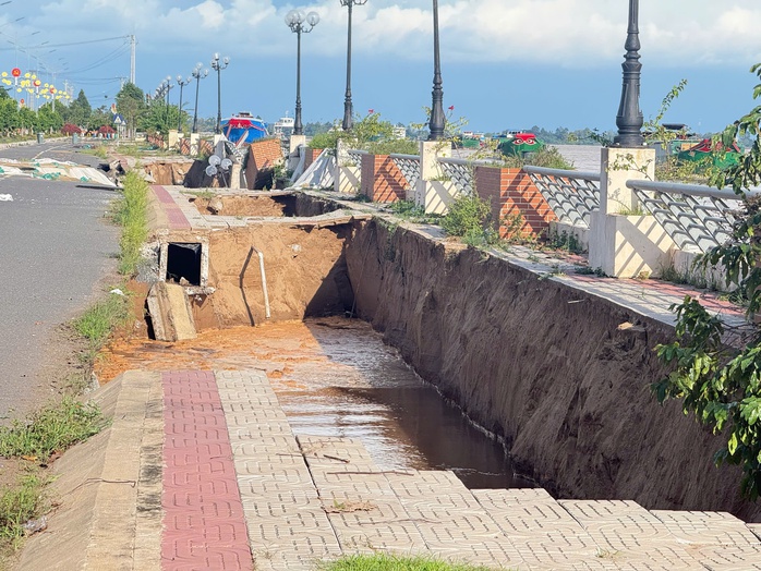 CLIP: Cấm tất cả phương tiện giao thông qua đoạn sạt lở khủng khiếp ở Đồng Tháp - Ảnh 1.