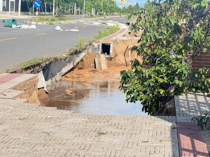 CLIP: Cấm tất cả phương tiện giao thông qua đoạn sạt lở khủng khiếp ở Đồng Tháp - Ảnh 3.