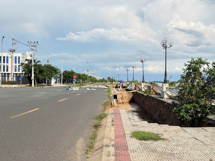 CLIP: Cấm tất cả phương tiện giao thông qua đoạn sạt lở khủng khiếp ở Đồng Tháp - Ảnh 2.