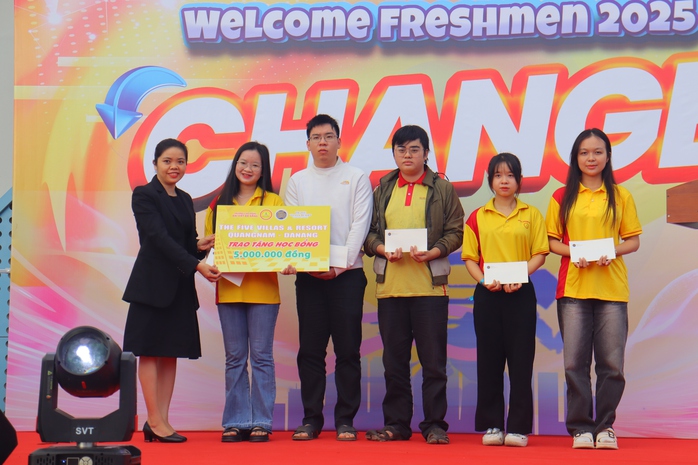 Thời trang tái chế, tài năng trẻ “đốt nóng” ngày hội chào tân sinh viên Đại Việt Đà Nẵng - Ảnh 4.