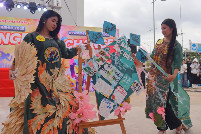 Thời trang tái chế, tài năng trẻ “đốt nóng” ngày hội chào tân sinh viên Đại Việt Đà Nẵng - Ảnh 2.