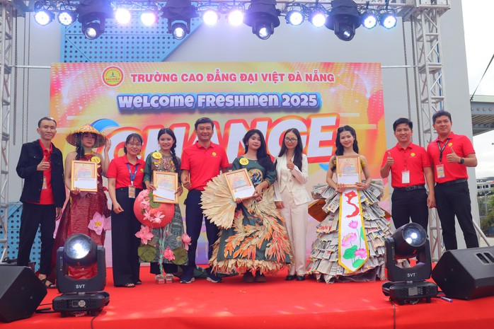 Thời trang tái chế, tài năng trẻ “đốt nóng” ngày hội chào tân sinh viên Đại Việt Đà Nẵng - Ảnh 1.