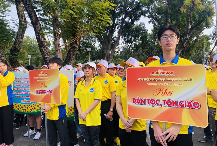 TPHCM: Phường Đức Nhuận tổ chức đi bộ, gây quỹ chăm lo cho người khó khăn - Ảnh 1.