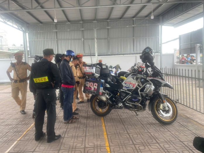 Đồng Tháp xử nghiêm 16 người trong đoàn mô tô từ TPHCM đến Cần Thơ - Ảnh 2. Đồng Tháp xử nghiêm 16 người trong đoàn mô tô từ TPHCM đến Cần Thơ - Ảnh 2.