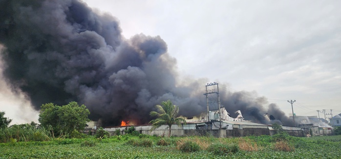 Cháy lớn Hải Phòng tại công ty giày da gây thiệt hại nặng nề - Ảnh 2. Cháy lớn Hải Phòng tại công ty giày da gây thiệt hại nặng nề - Ảnh 2.
