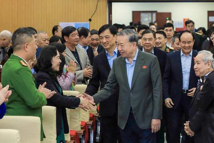 Tổng Bí thư Tô Lâm tiếp xúc cử tri Hà Nội sau Kỳ họp thứ 10, Quốc hội khóa XV - Ảnh 2. Tổng Bí thư Tô Lâm tiếp xúc cử tri Hà Nội sau Kỳ họp thứ 10, Quốc hội khóa XV - Ảnh 2.