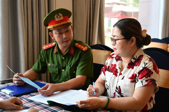 C&ocirc;ng an TPHCM đến nh&agrave; trọ, kh&aacute;ch sạn tuy&ecirc;n truyền nghị định mới - Ảnh 1.