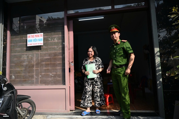 C&ocirc;ng an TPHCM đến nh&agrave; trọ, kh&aacute;ch sạn tuy&ecirc;n truyền nghị định mới - Ảnh 2.