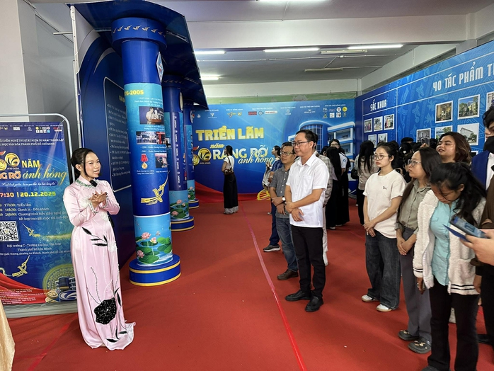 NSƯT đạo diễn Lê Cường xúc động trong sự kiện "50 năm rạng rỡ ánh hồng" - Ảnh 2.