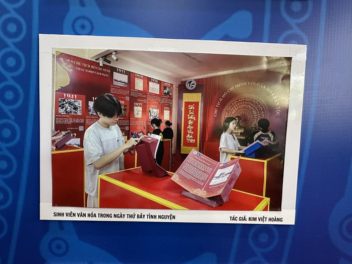 NSƯT đạo diễn Lê Cường xúc động trong sự kiện "50 năm rạng rỡ ánh hồng" - Ảnh 7.