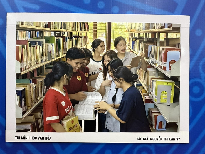 NSƯT đạo diễn Lê Cường xúc động trong sự kiện "50 năm rạng rỡ ánh hồng" - Ảnh 10.