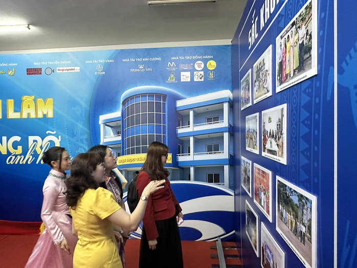 NSƯT đạo diễn Lê Cường xúc động trong sự kiện "50 năm rạng rỡ ánh hồng" - Ảnh 3.