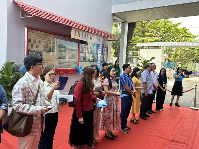 NSƯT đạo diễn Lê Cường xúc động trong sự kiện "50 năm rạng rỡ ánh hồng" - Ảnh 6.