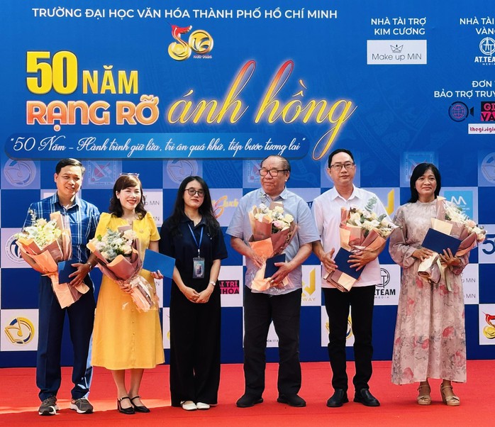 NSƯT đạo diễn Lê Cường xúc động trong sự kiện "50 năm rạng rỡ ánh hồng" - Ảnh 8.