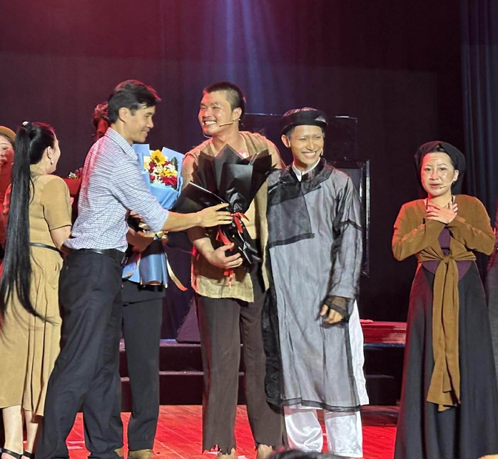 "Ch&iacute; Ph&egrave;o" &ndash; th&ecirc;m bảng dựng trẻ đối thoại với nh&agrave; văn Nam Cao   - Ảnh 2.