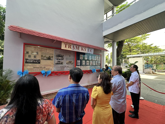 NSƯT đạo diễn Lê Cường xúc động trong sự kiện "50 năm rạng rỡ ánh hồng" - Ảnh 9.