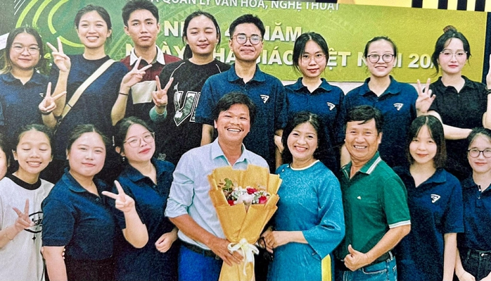 NSƯT đạo diễn Lê Cường xúc động trong sự kiện "50 năm rạng rỡ ánh hồng" - Ảnh 5.