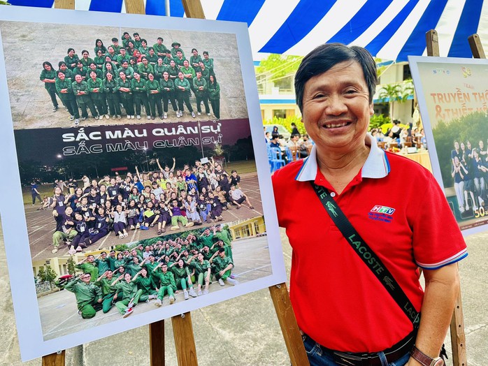 NSƯT đạo diễn Lê Cường xúc động trong sự kiện "50 năm rạng rỡ ánh hồng" - Ảnh 1.