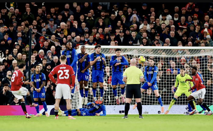 Rượt đuổi nghẹt thở tại Old Trafford, Man Utd v&agrave; Bournemouth chia điểm trận cầu 8 b&agrave;n - Ảnh 5.