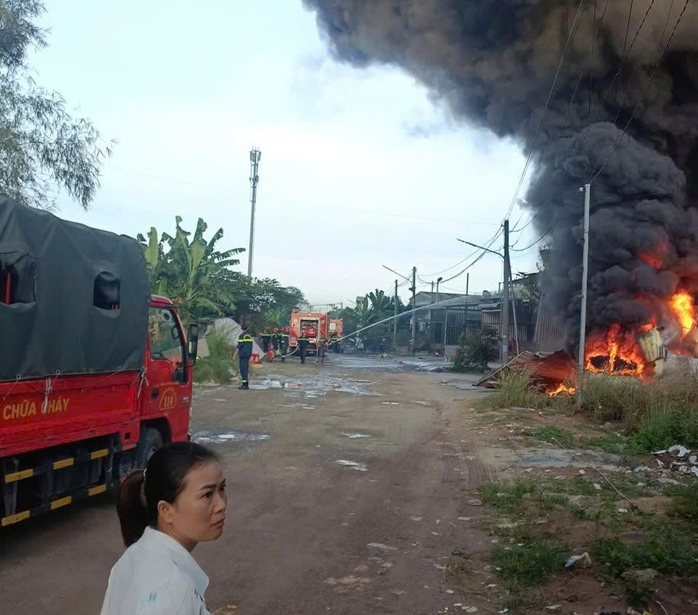 Cháy công ty gỗ tại TPHCM gây lo ngại về an toàn Phòng cháy chữa cháy - Ảnh 1. Cháy công ty gỗ tại TPHCM gây lo ngại về an toàn Phòng cháy chữa cháy - Ảnh 1.
