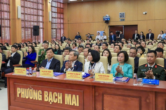 Tổng Bí thư Tô Lâm tiếp xúc cử tri Hà Nội sau Kỳ họp thứ 10, Quốc hội khóa XV - Ảnh 4. Tổng Bí thư Tô Lâm tiếp xúc cử tri Hà Nội sau Kỳ họp thứ 10, Quốc hội khóa XV - Ảnh 4.