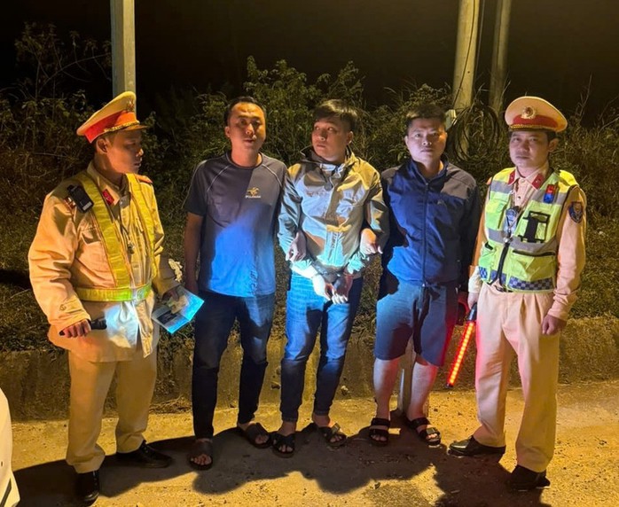 Công an Gia Lai bắt đối tượng truy nã trên quốc lộ 14 - Ảnh 1.