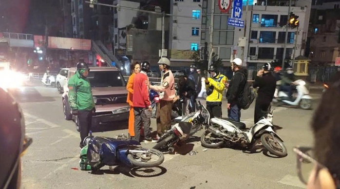 Ô tô con tông liên hoàn nhiều xe máy dừng đèn đỏ tại Hà Nội - Ảnh 1.