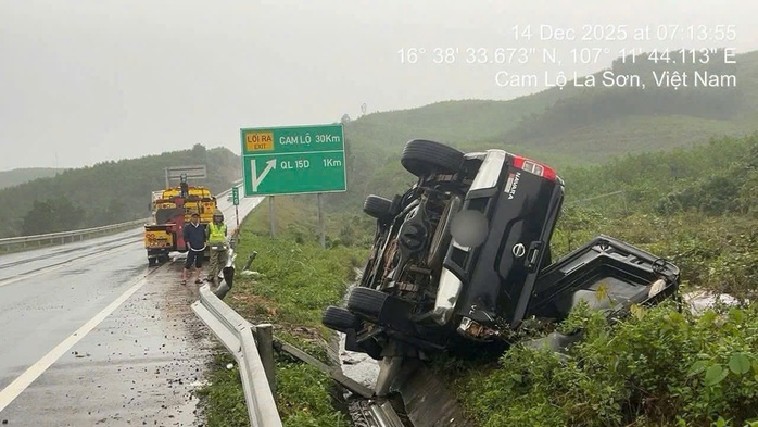 Xe ô tô lật nghiêng trên cao tốc Cam Lộ - La Sơn , tài xế tử vong thương tâm - Ảnh 1. Xe ô tô lật nghiêng trên cao tốc Cam Lộ - La Sơn , tài xế tử vong thương tâm - Ảnh 1.