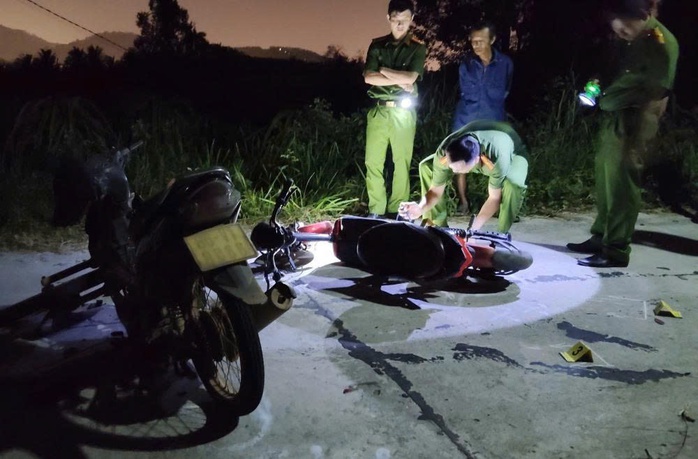 Xe máy tông xe đạp điện từ trong nhà ra đường, 1 người tử vong - Ảnh 1.