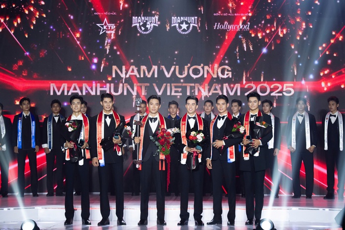 Trần Tiến Dũng đăng quang nam vương Manhunt Vietnam 2025 - Ảnh 1.