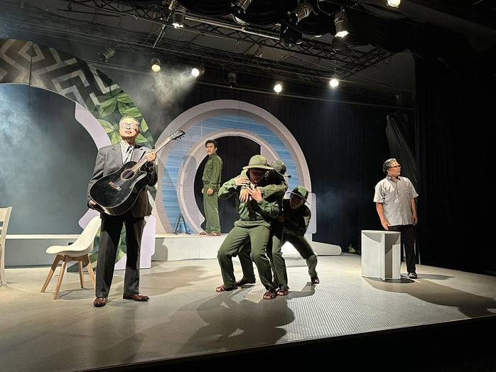 Vở kịch "Lạc" d&aacute;m đi thẳng v&agrave;o v&ugrave;ng tối của lương t&acirc;m y đức - Ảnh 2.