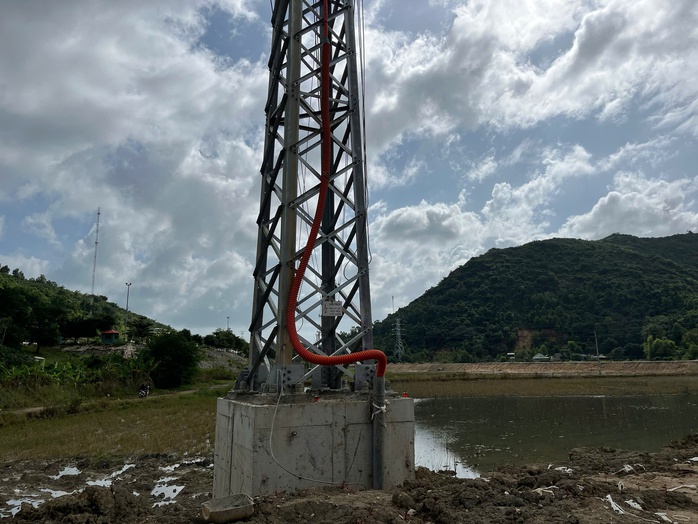 Vụ người đàn ông tử vong trên đường dây trung thế: Thuê "dắt dây" lao động - Ảnh 1.