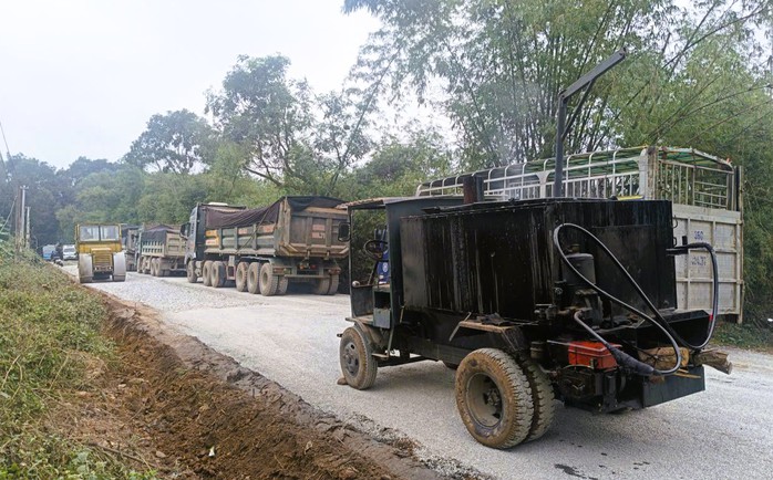 Tỉnh lộ ở Thanh Hóa oằn mình "cõng" xe tải trọng lớn, dân khổ đủ đường - Ảnh 4.