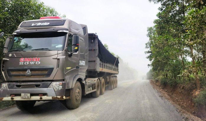 Tỉnh lộ ở Thanh Hóa oằn mình "cõng" xe tải trọng lớn, dân khổ đủ đường - Ảnh 2.