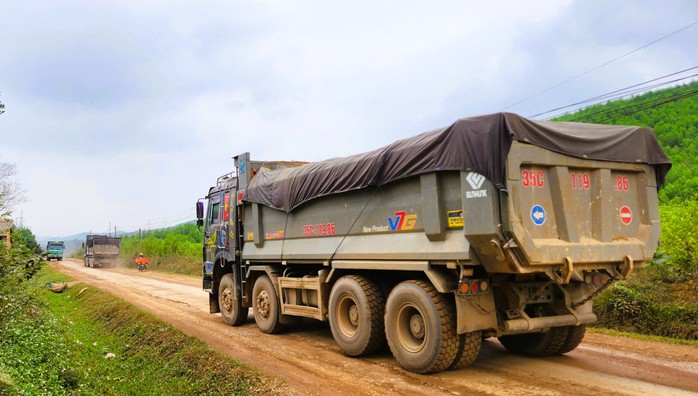 Tỉnh lộ ở Thanh Hóa oằn mình "cõng" xe tải trọng lớn, dân khổ đủ đường - Ảnh 1.
