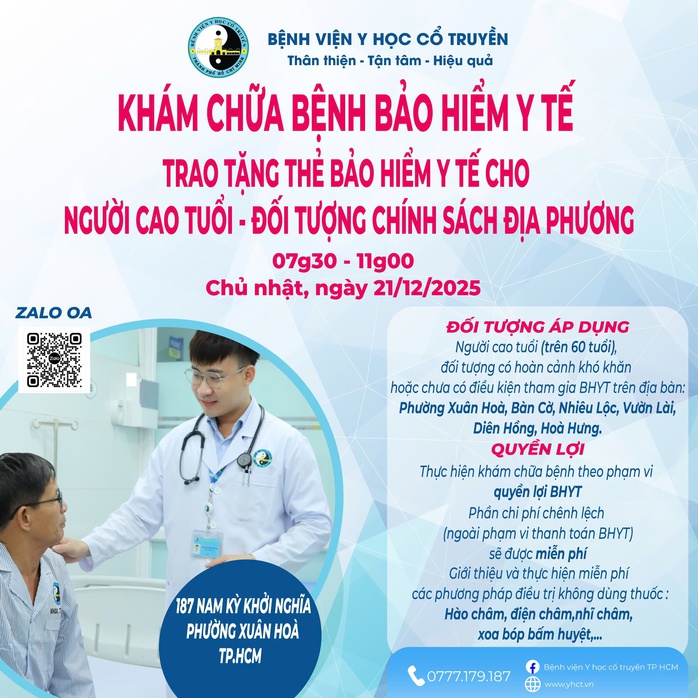 Kh&aacute;m y học cổ truyền, tặng thẻ BHYT cho người cao tuổi - Ảnh 1.