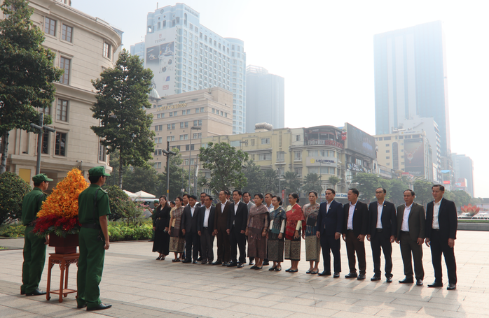 Đoàn tỉnh Hủa Phăn dâng hoa Tượng đài Chủ tịch Hồ Chí Minh - Ảnh 1.