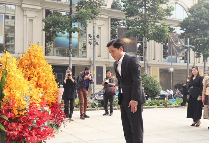 Đoàn tỉnh Hủa Phăn dâng hoa Tượng đài Chủ tịch Hồ Chí Minh - Ảnh 2.