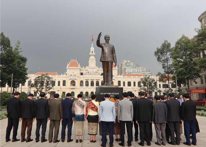 Đoàn tỉnh Hủa Phăn dâng hoa Tượng đài Chủ tịch Hồ Chí Minh - Ảnh 3.