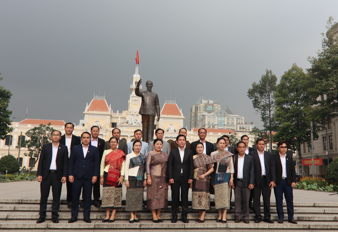 Đoàn tỉnh Hủa Phăn dâng hoa Tượng đài Chủ tịch Hồ Chí Minh - Ảnh 4.